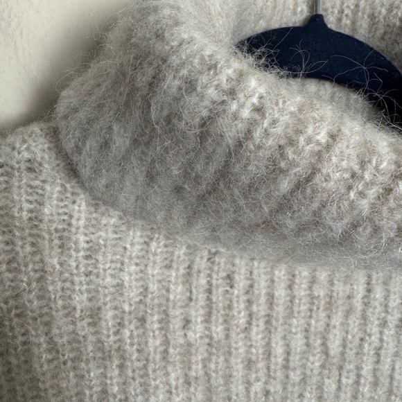 NWT Habitual Cashmere Blend Turtle Neck Sweater in Oatmeal Chunky Thick Small - Picture 3 of 5